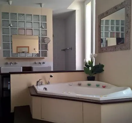 Апартаменты Sleeps 8 Air Con Wifi *